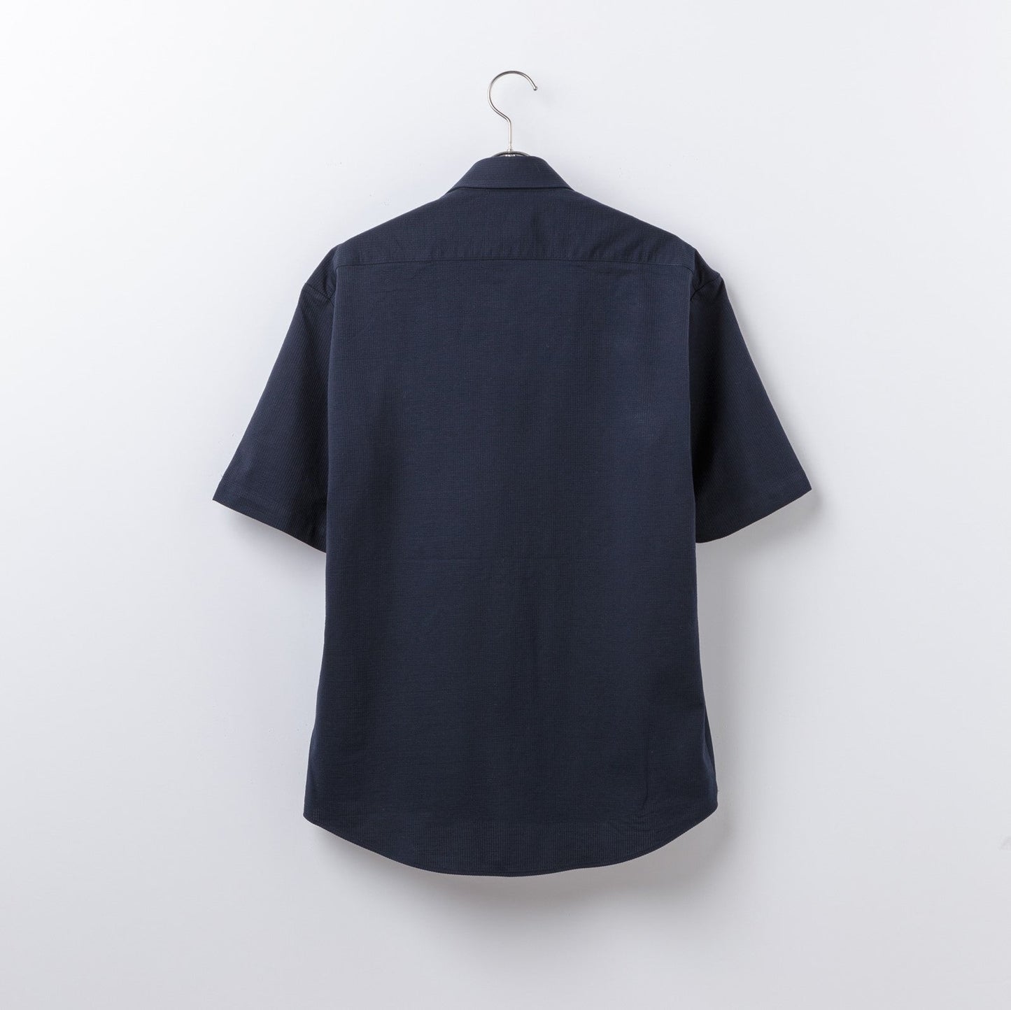 【半袖】ネイビーサッカーニット<br>形態安定 裾出し兼用丈<br>Tシャツのような着心地