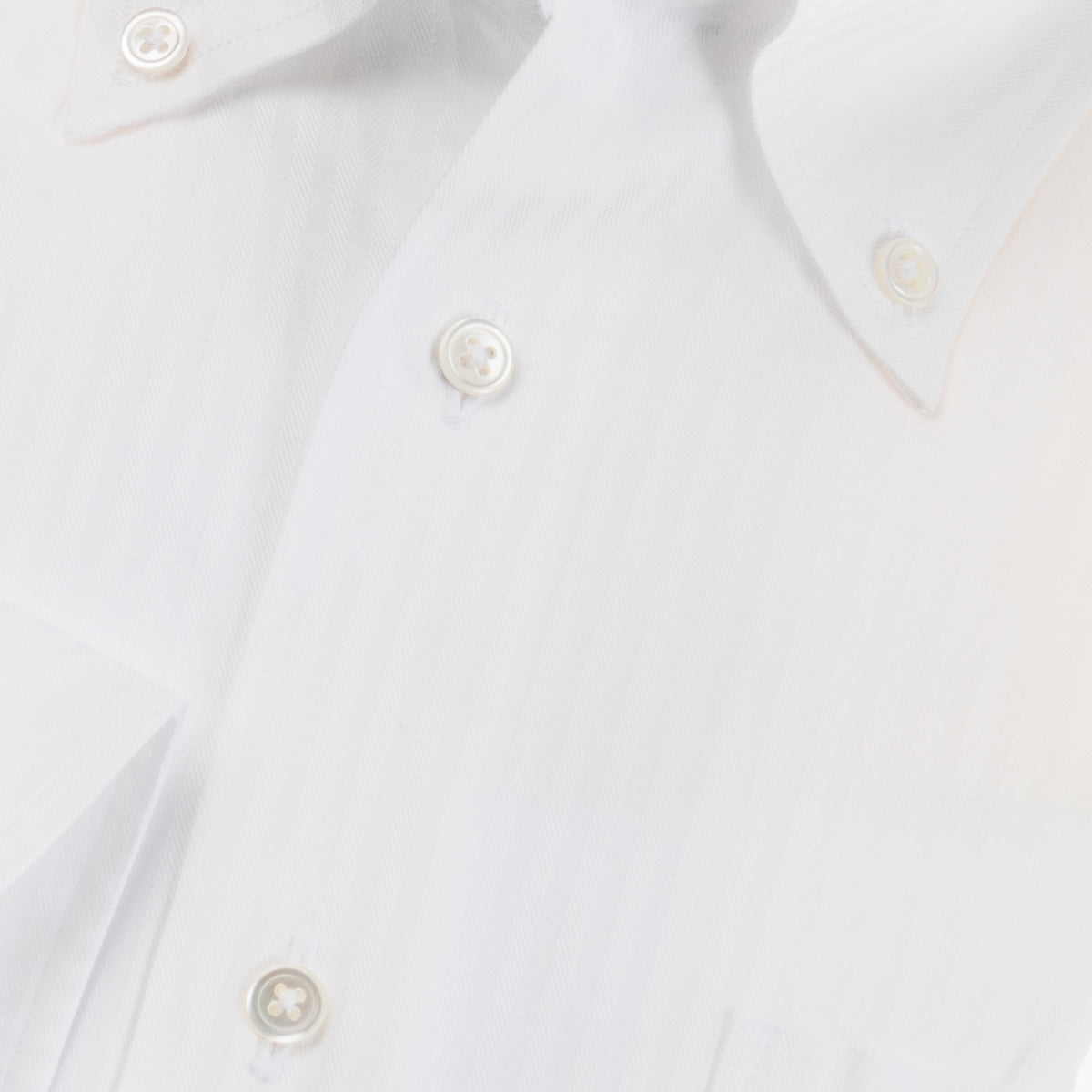 日本製 Premium<br>綿100％白 控えめで上品な織柄<br>ボタンダウン ドビー織・長袖