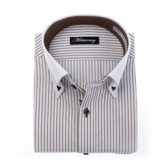 襟元のテープがノータイ時のアクセント<br>知的な印象を与えるブラウンストライプ<br>形態安定 長袖