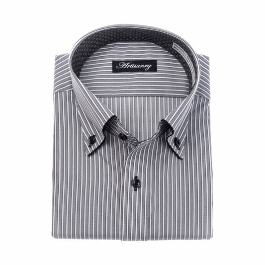 襟のパイピングがアクセントに<br>モードなグレーストライプ<br>形態安定 長袖