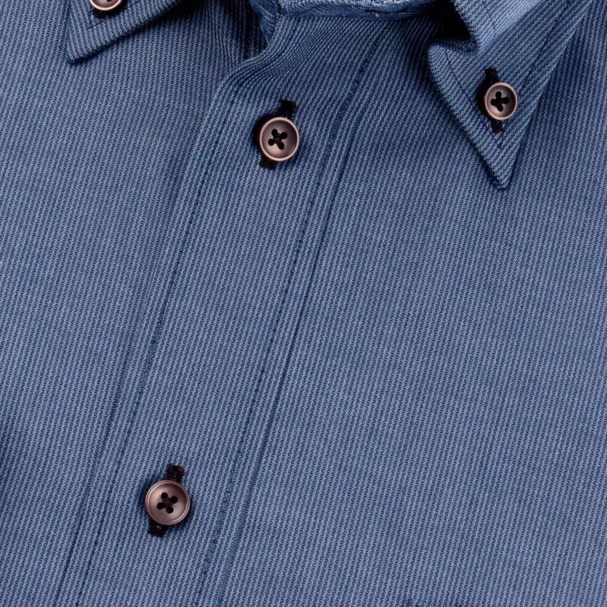 デニムライクシャツ<br>ビジカジスタイルに最適<br>ブラウンのボタンが映える